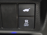運転席に座ったままリアゲートを電動で開閉できるパワーテールゲートスイッチです。下部には雨天や悪路走行時に安心なVSA(横すべり防止装置)の切替スイッチを配置しています。