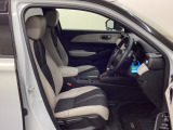 ★快適性と操作性を兼ね備えた運転席★長距離ドライブでも快適にお過ごしいただける、こだわりの空間です♪