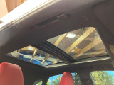 【サンルーフ】開放感たっぷりの希少装備、サンルーフが装着されています!車内に明かりを取り入れたり景色を楽しむ以外にも、車内の空気も簡単に換気できて快適です!