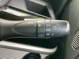 操作しやすいウインカーレバーで、安全な車線変更をサポートします。オート機能も搭載し、運転の負担を軽減します。