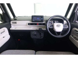 【まるまるクリーニング】内装工程では、中古車を気持ちよくお乗りいただけるよう清掃しております。シートの洗浄はもちろん、ニオイの元となるフロアカーペットまで洗浄・消臭を実施。