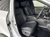 運転席/助手席です。姿勢が崩れず正確なステアリング操作で安心です。