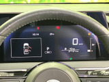 重要な情報を一目で確認できるメーターパネル。視認性に優れ、運転に集中できます。洗練されたデザインも魅力です。