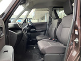 ドライバーの視界を妨げない、広々とした室内。運転に集中できる空間です。