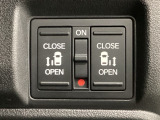 【両側パワースライドドア】両側がパワースライドドアになっており、運転席のスイッチやスマートキーでも開閉が可能です!開口部も広いので乗り降りも楽々♪