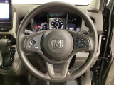 ハンドルにHondaセンシング系のクルーズコントロールやレーンキープアシストなどのスイッチと、オーディオの操作スイッチが装備されています。ハンドルから手を離さず安全に操作できます。