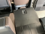 リアシートは簡単に倒すことができるので、ラゲッジルームも広がります。