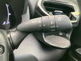 操作しやすい位置に配置されたウインカーレバー。スムーズな操作で、安全な車線変更をサポートします。直感的な操作感も魅力です。