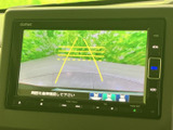 狭い場所での駐車も安心のバックモニター。後方の状況をわかりやすく表示し、安全な運転をサポートします。