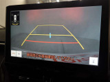 バックモニター付き。車両後方の映像を画面に表示し、駐車などの後退操作をサポートします。