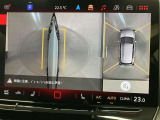 全方位カメラにより、まるで上から見ているような映像で駐車をサポートします。