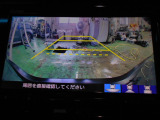 バックカメラの画像です。ガイドラインがスムースな車庫入れをサポートいたします。車庫入れの安心感がアップしますね。