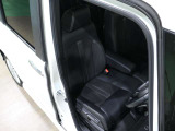 程よい硬さとホールド性が高いシートで長時間運転も快適です。