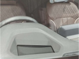 【ヘッドアップディスプレイ】現在の車速表示や目的地へのルート案内やメディア関連のリストを表示する事が可能です。視線移動を減らす事によりドライブに集中して頂けます。