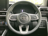 握りやすい形状のステアリングは、運転操作をスムーズにします。操作性にも優れ、快適なドライビングを実現します。