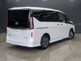 実用性とデザインを両立したリヤビュー。縦型のLEDコンビネーションランプが個性を放ち、e-POWERエンブレムがモータードライブの静かで力強い走りを予感させます。