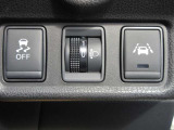 【VDC】運転操作やクルマの速度を検知して、ブレーキやエンジン出力の制御を 自動的に行い、滑りやすい路面やカーブを曲がるときや障害物を回避するときにクルマ の横滑りを軽減し、運転に安心感を与えます。