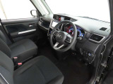 シンプルで使いやすいデザインの運転席です。
