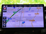 見やすい地図表示で、目的地までスムーズに案内。渋滞情報もリアルタイムで確認できるので、最適なルートを選択できます。運転に集中できる頼もしい相棒です。