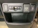 前席の左右別々のシートヒータースイッチが付いています。HiとLoの2段階で温度設定ができます。スイッチの間にはアクセサリーソケットとETCがついており、高速道路の料金所の通過も楽々です!。