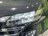 【LEDヘッドライト】悪天候や夜間走行時も良好な視界を確保し安心して運転できる高輝度LEDヘッドライトを装備!点灯速度が早く、消費電力も抑えられています。