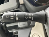 雨の日の運転をサポートするワイパーレバー。操作も簡単で、視界をクリアに保ち、安全運転に貢献します。