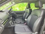 運転しやすい運転席周りのレイアウト。操作性も良く、スムーズなドライビングをサポートします。快適なドライブをお楽しみください。