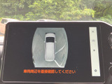 駐車時の安全性を高めるバックモニター。狭い場所でも、スムーズな駐車をサポートします。