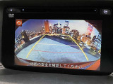 【バックカメラ】運転席から画面上で安全確認ができます。駐車が苦手な方にもオススメな便利機能です。