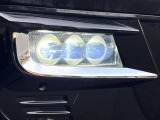 【LEDヘッドライト】悪天候や夜間走行時も良好な視界を確保し安心して運転できる高輝度LEDヘッドライトを装備!点灯速度が早く、消費電力も抑えられています。