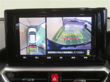 パノラミックビューモニター搭載。カメラで車両周囲の状況を映し出すため、狭い場所での駐車などに役立ちます。