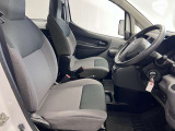ゆったりと座れる運転席シートですのでストレスなく運転が出来ますよ!