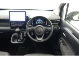 スポーティームード溢れる運転席周りですね。 クイックなドライビングに対応できるよな運転席回りになっています。 ドライブがますます楽しくなりますね!