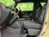 運転に必要な操作系は、全て手の届く範囲に配置。直感的に操作でき、運転に集中できます。安全装備も充実しており、安心です。