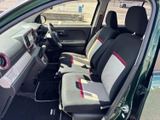 シンプルなデザインの運転席。操作しやすい配置で、運転に集中できます。日常の通勤や買い物にも便利なコンパクトカーです。