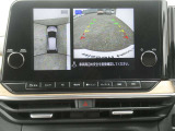 全周囲カメラで、クルマを上空から見下ろしているかのような映像を映し出します。周囲の状況がひと目でわかります!