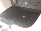 ワイヤレス充電器を装備しており、スマートフォンを置くだけで充電できます。