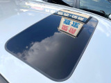 【サンルーフ】開放感たっぷりの希少装備、サンルーフが装着されています!車内に明かりを取り入れたり景色を楽しむ以外にも、車内の空気も簡単に換気できて快適です!