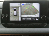 全周囲カメラで、クルマを上空から見下ろしているかのような映像を映し出します。周囲の状況がひと目でわかります!