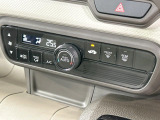 【オートエアコン】一度お好みの温度に設定すれば、車内の温度を検知し風量や温度を自動で調整。暑い&hellip;寒い&hellip;と何度もスイッチ操作をする必要はありません。快適な車内空間には必須の機能ですね♪