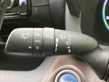 雨天時でもクリアな視界を確保するワイパーレバー。操作も簡単で、運転中の安全性を高めます。様々な状況に対応可能です。