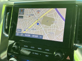 見やすい地図画面は、目的地へのナビゲーションをスムーズに行えます。渋滞情報も表示され、効率的なルートを選択できます。