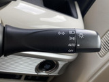 操作しやすいウインカーレバーで、安全な車線変更をサポート。スムーズな操作感で、運転の信頼性を高めます。