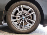 【BMWアロイホイル】軽量かつ強度に拘ったアロイホイル。走行性能ポテンシャルを引き出す設計。車の足元を引き締めてくれる大きなポイントはアロイホイルです。
