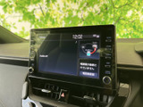 様々な情報を表示できる多機能モニター。車両情報や設定変更など、運転に必要な情報を一目で確認できます。操作も直感的に行えます。