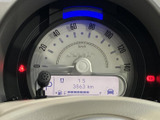 視認性の高いメーターで、車速や走行距離をしっかり確認できます。運転に必要な情報を一目で把握でき、安全運転をサポートします。落ち着いたデザインも魅力です。
