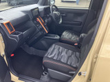 運転しやすい運転席周りのレイアウト。必要な情報を視認しやすく、操作もスムーズに行えます。快適なドライブをサポートします。