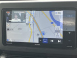 鮮明な高画質ディスプレイが、目的地までのルートをわかりやすく表示。渋滞情報も確認でき、スムーズな移動をサポートします。