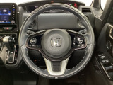 ハンドルにHondaセンシング系のクルーズコントロールやレーンキープアシストなどのスイッチと、オーディオの操作スイッチが装備されています。ハンドルから手を離さず安全に操作できます。