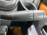 【オートライト】周りの明るさに応じて自動でヘッドライトの点灯・消灯ができる機能です!ライトの付け忘れ・消し忘れなどが無くなり、雨の日や夕方の走行も安心!トンネル通過時も便利ですね♪